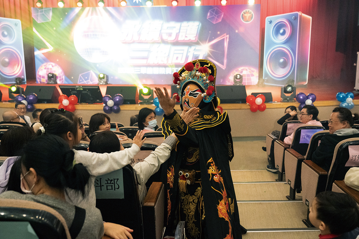 8國防部藝工隊變臉表演